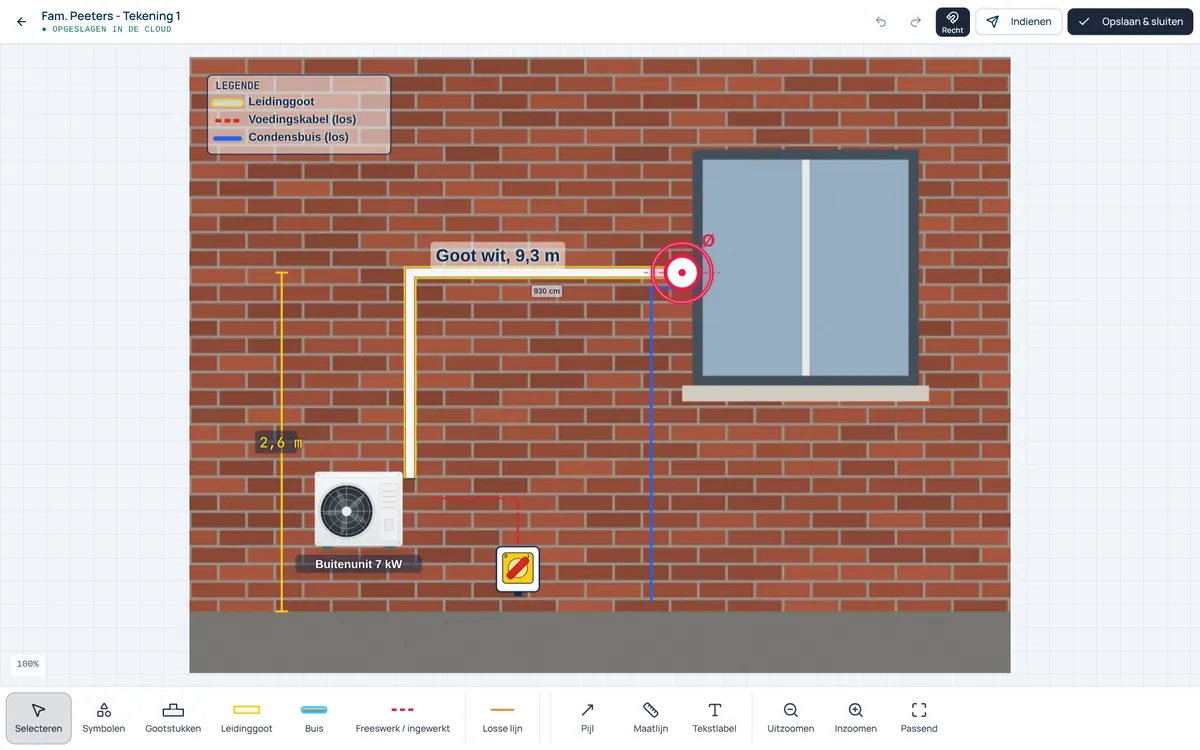 Tekeneditor met een gevelfoto: buitenunit van 7 kW, leidinggoot van 9,3 m, condensbuis, werkschakelaar, muurdoorvoer en een maatlijn van 2,6 m
